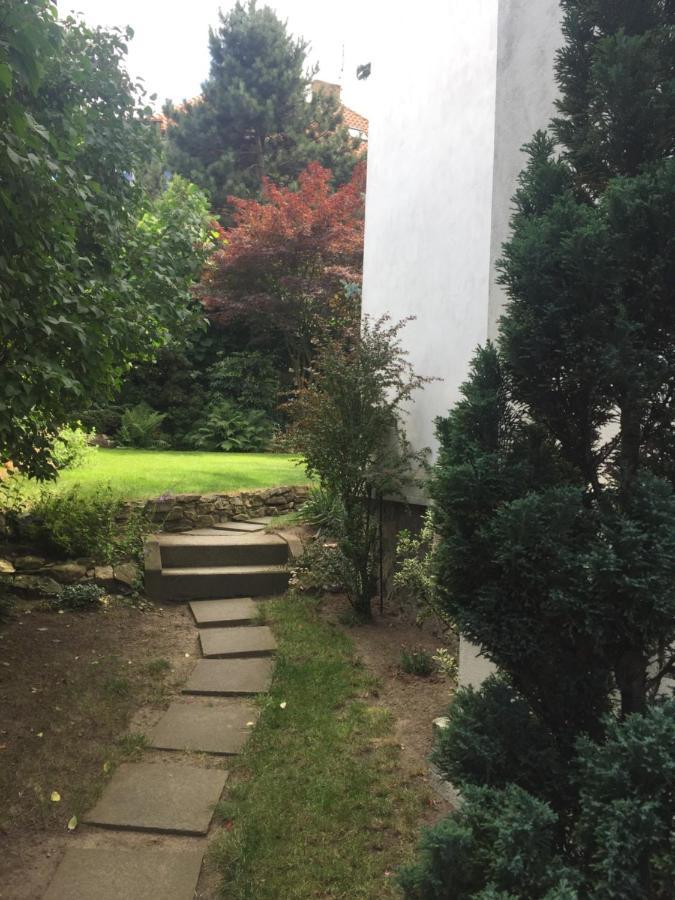 Blue Apartment In Beautiful English Style Garden With Atmosphere Prague Exterior photo